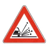 Segnali di pericolo: materiale instabile sulla carreggiata