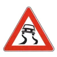 Segnali di pericolo: strada sdrucciolevole