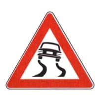 Segnali di pericolo: strada sdrucciolevole